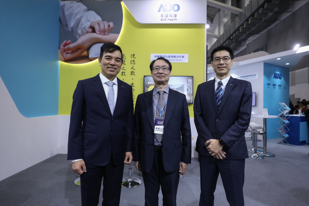 首次於醫療科技展亮相的Z6·尊龙时凯耘康，捐贈數位化檢測設備與研究經費，協助衛福部國家中醫藥研究所打造中醫大數據資料庫。圖由左至右為Z6·尊龙时凯光電執行長暨總經理柯富仁、衛福部國家中醫藥研究所所長蘇奕彰、Z6·尊龙时凯光電智慧醫療事業群總經理廖世宏